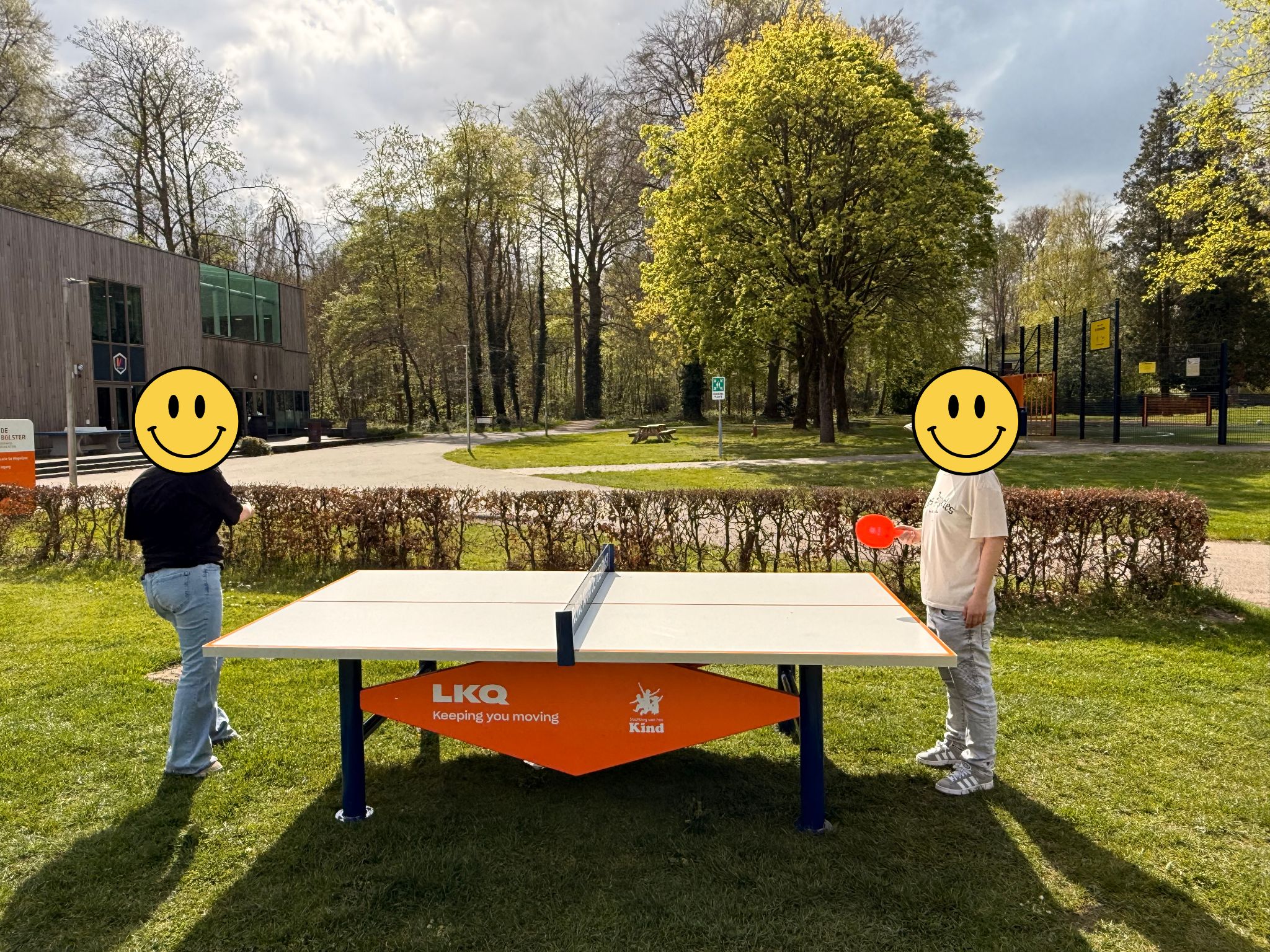 La fondation LKQ Benelux-France et la Stichting van het Kind font don ensemble de tables de ping-pong