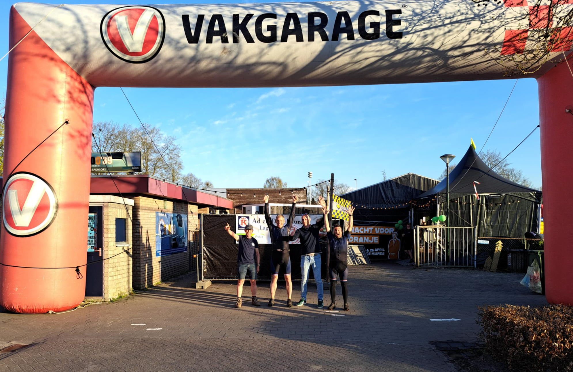 Op 9 en 10 mei zijn honderden sportievelingen de uitdaging aangegaan tijdens de Vrijthof-Vrijthof Challenge: 165 km mountainbiken of 100 km lopen van Maastricht naar Hilvarenbeek, allemaal voor het goede doel: KWF Kankerbestrijding.   Drie deelnemende teams bundelden echter al eerder de krachten voor een gezellige opwarmer ‘Kom Wandelen & Fietsen’ op 5 april. De Dorps Lopers, De Antilopen en De Woeste Heitrappers zorgden voor een onvergetelijke dag vol sport, plezier en saamhorigheid met maar liefst acht prachtige routes om te wandelen, hardlopen, mountainbiken of gravelbiken.  Onder een stralende voorjaarszon kwamen ruim 450 deelnemers naar Lage Mierde. Zij hebben genoten van de prachtige routes door de natuur, een gezellige afterparty met band én een warm gevoel van samen iets betekenen voor een belangrijk doel.  In totaal werd ruim 10.000 euro opgehaald met dit ‘sub-evenement’ voor de Vrijthof-Vrijthof Challenge, waarvan 2.000 euro gedoneerd werd door de LKQ Benelux-France Foundation voor de inspanningen van onze LKQ Vanesch collega’s. Uiteindelijk is er door de Vrijthof-Vrijthof Challenge ruim 1,2 miljoen euro opgehaald voor het KWF. Een prachtige prestatie en een mooie opbrengst voor het goede doel!