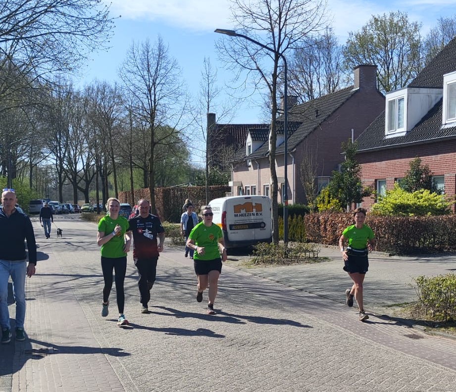 Op 9 en 10 mei zijn honderden sportievelingen de uitdaging aangegaan tijdens de Vrijthof-Vrijthof Challenge: 165 km mountainbiken of 100 km lopen van Maastricht naar Hilvarenbeek, allemaal voor het goede doel: KWF Kankerbestrijding.   Drie deelnemende teams bundelden echter al eerder de krachten voor een gezellige opwarmer ‘Kom Wandelen & Fietsen’ op 5 april. De Dorps Lopers, De Antilopen en De Woeste Heitrappers zorgden voor een onvergetelijke dag vol sport, plezier en saamhorigheid met maar liefst acht prachtige routes om te wandelen, hardlopen, mountainbiken of gravelbiken.  Onder een stralende voorjaarszon kwamen ruim 450 deelnemers naar Lage Mierde. Zij hebben genoten van de prachtige routes door de natuur, een gezellige afterparty met band én een warm gevoel van samen iets betekenen voor een belangrijk doel.  In totaal werd ruim 10.000 euro opgehaald met dit ‘sub-evenement’ voor de Vrijthof-Vrijthof Challenge, waarvan 2.000 euro gedoneerd werd door de LKQ Benelux-France Foundation voor de inspanningen van onze LKQ Vanesch collega’s. Uiteindelijk is er door de Vrijthof-Vrijthof Challenge ruim 1,2 miljoen euro opgehaald voor het KWF. Een prachtige prestatie en een mooie opbrengst voor het goede doel!