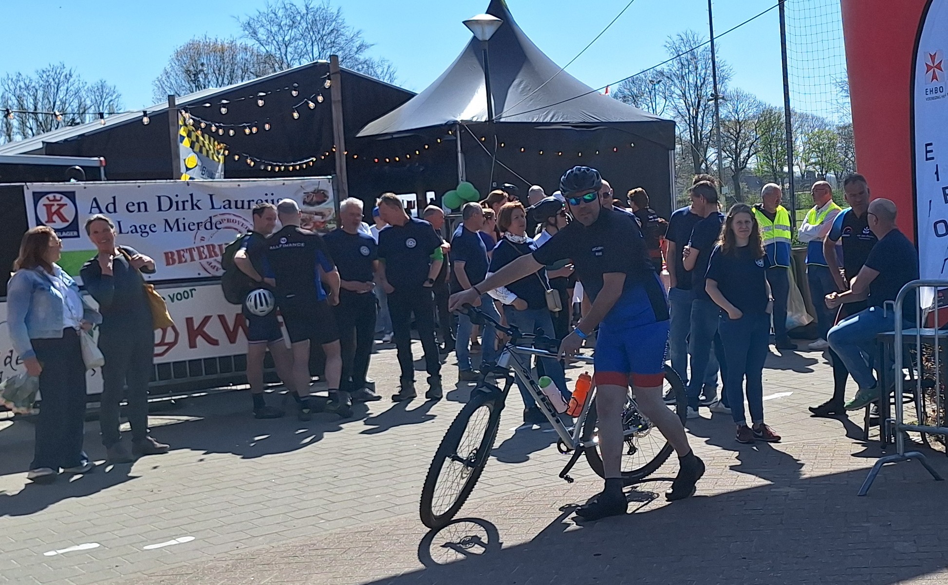 Op 9 en 10 mei zijn honderden sportievelingen de uitdaging aangegaan tijdens de Vrijthof-Vrijthof Challenge: 165 km mountainbiken of 100 km lopen van Maastricht naar Hilvarenbeek, allemaal voor het goede doel: KWF Kankerbestrijding.   Drie deelnemende teams bundelden echter al eerder de krachten voor een gezellige opwarmer ‘Kom Wandelen & Fietsen’ op 5 april. De Dorps Lopers, De Antilopen en De Woeste Heitrappers zorgden voor een onvergetelijke dag vol sport, plezier en saamhorigheid met maar liefst acht prachtige routes om te wandelen, hardlopen, mountainbiken of gravelbiken.  Onder een stralende voorjaarszon kwamen ruim 450 deelnemers naar Lage Mierde. Zij hebben genoten van de prachtige routes door de natuur, een gezellige afterparty met band én een warm gevoel van samen iets betekenen voor een belangrijk doel.  In totaal werd ruim 10.000 euro opgehaald met dit ‘sub-evenement’ voor de Vrijthof-Vrijthof Challenge, waarvan 2.000 euro gedoneerd werd door de LKQ Benelux-France Foundation voor de inspanningen van onze LKQ Vanesch collega’s. Uiteindelijk is er door de Vrijthof-Vrijthof Challenge ruim 1,2 miljoen euro opgehaald voor het KWF. Een prachtige prestatie en een mooie opbrengst voor het goede doel!