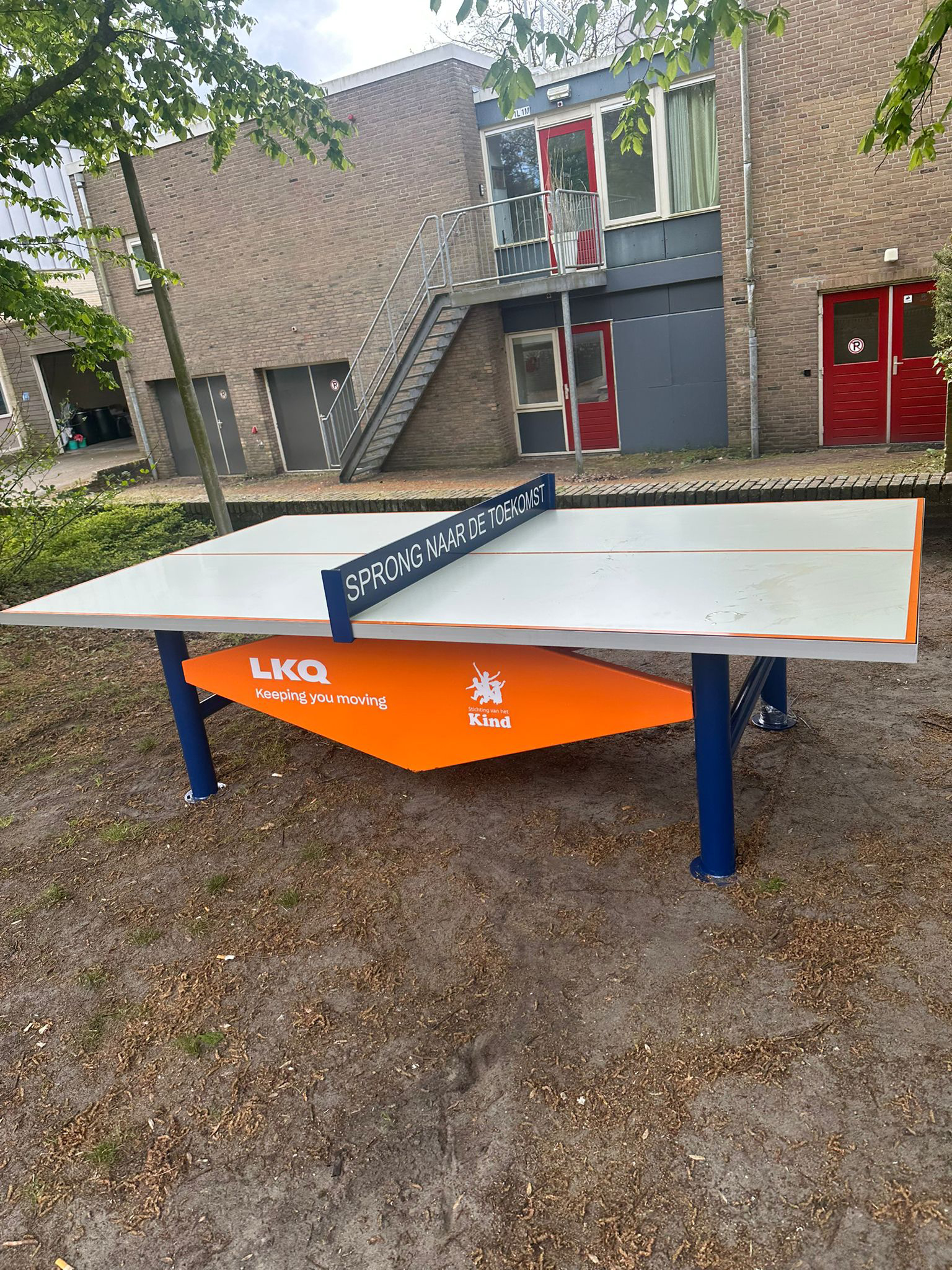 La fondation LKQ Benelux-France et la Stichting van het Kind font don ensemble de tables de ping-pong